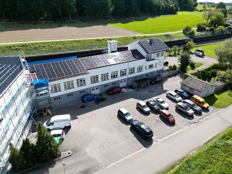 Luftaufnahme des Firmengebäudes der WESA AG in Inkwil mit Photovoltaikanlage auf dem Dach