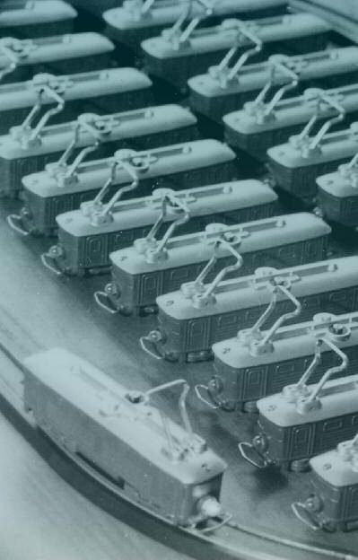 Historische Aufnahme von WESA-Modelleisenbahn-Triebwagen in Reihe