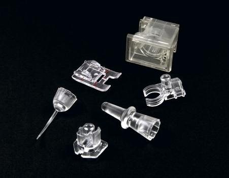 Transparente Spritzgussteile auf schwarzem Grund